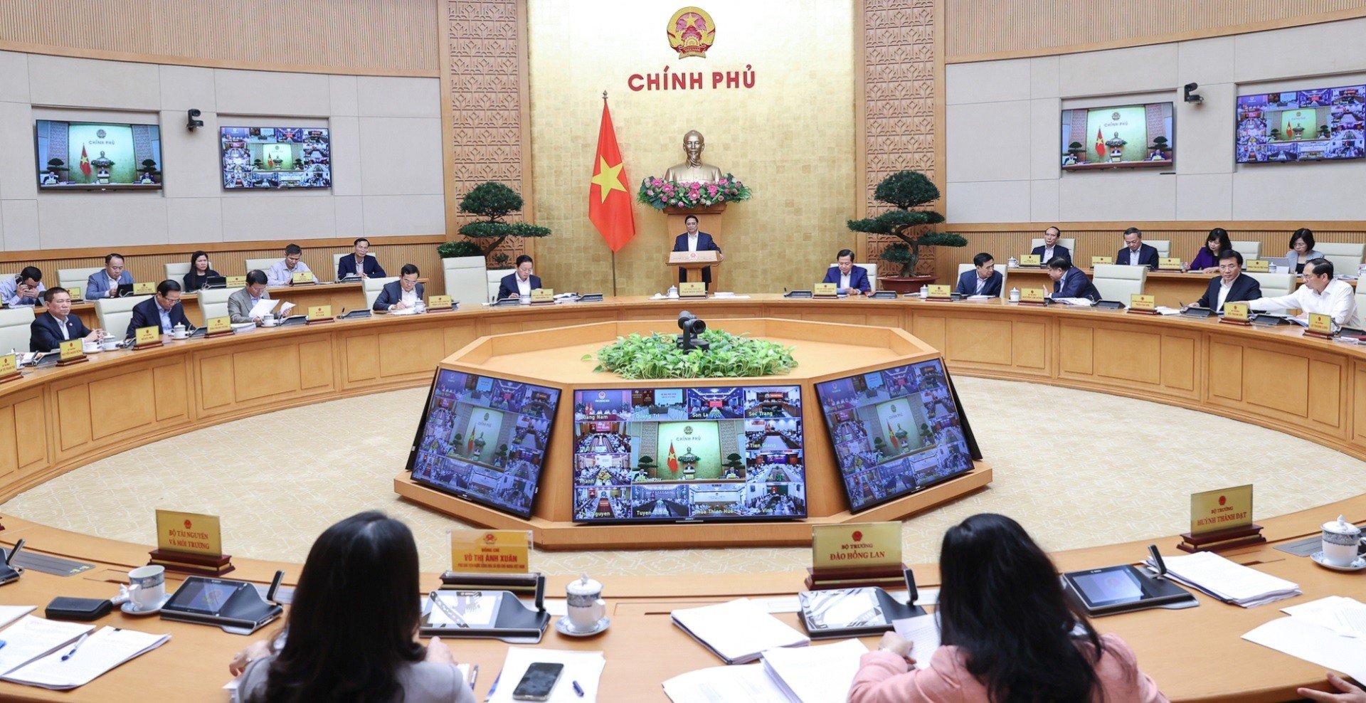 ịnh hướng xây dựng “Chính phủ nhỏ, xã hội lớn” ở Việt Nam hiện nay và những yêu cầu đặt ra đối với việc hoàn thiện thể chế quản lý đất đai