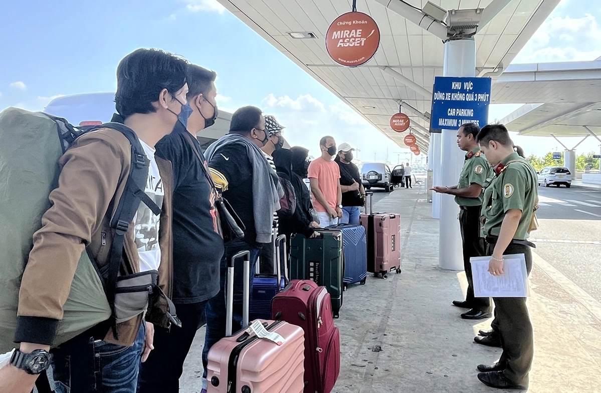 Công an TP HCM trục xuất 9 người Malaysia tham gia đường dây lừa đảo qua điện thoại