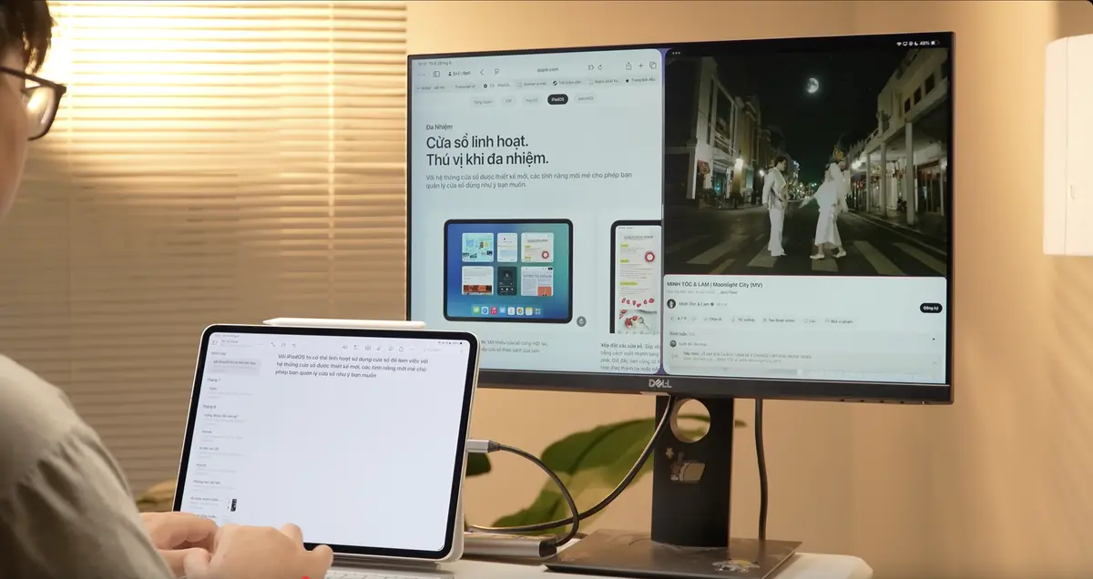 Ảnh chụp setup iPad M4 đã nâng cấp lên iPadOS 26 và màn hình rời 4k. Người dùng có thể sử dụng iPad để làm việc nhiều cửa sổ, kết nối bàn phím và chuột giống như MacBook