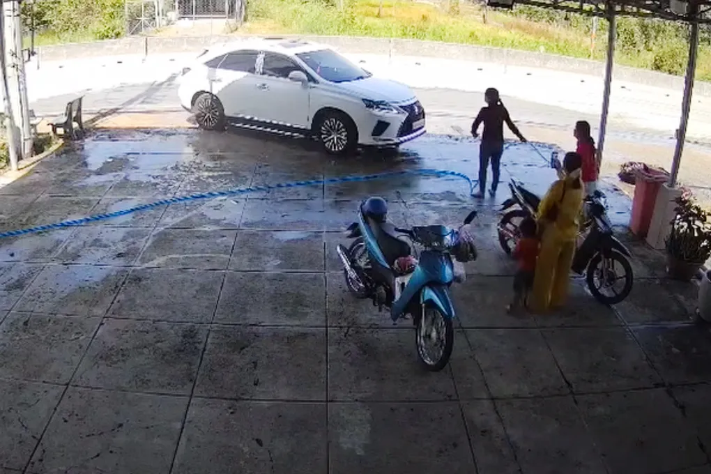 Thành lùi xe rồi lao thẳng vào nhóm phụ nữ