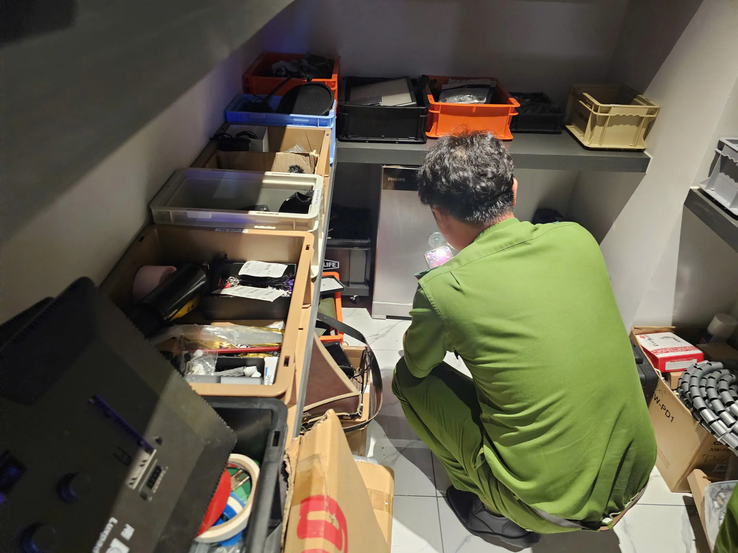 Khám xét nhà và phát hiện lượng lớn tài sản trong két sắt