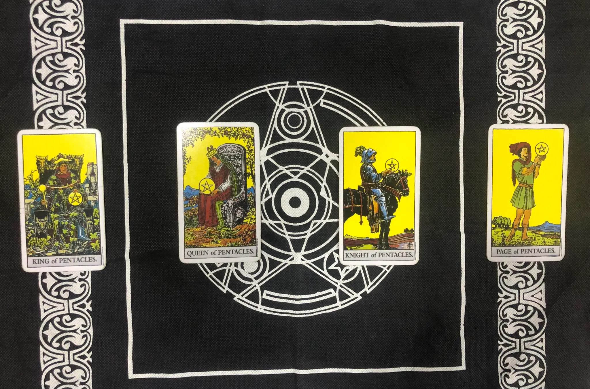 Ý nghĩa qua các lá bài hoàng gia của bộ Tiền