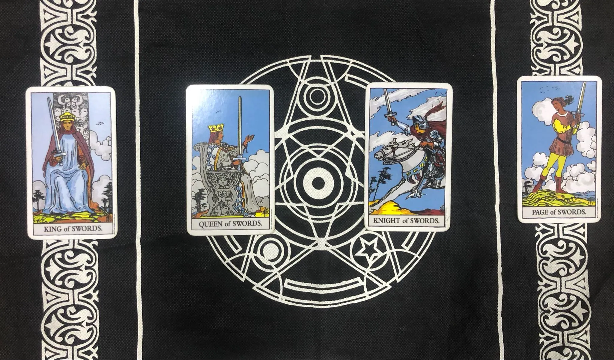 Ý nghĩa qua các lá bài hoàng gia của bộ Kiếm