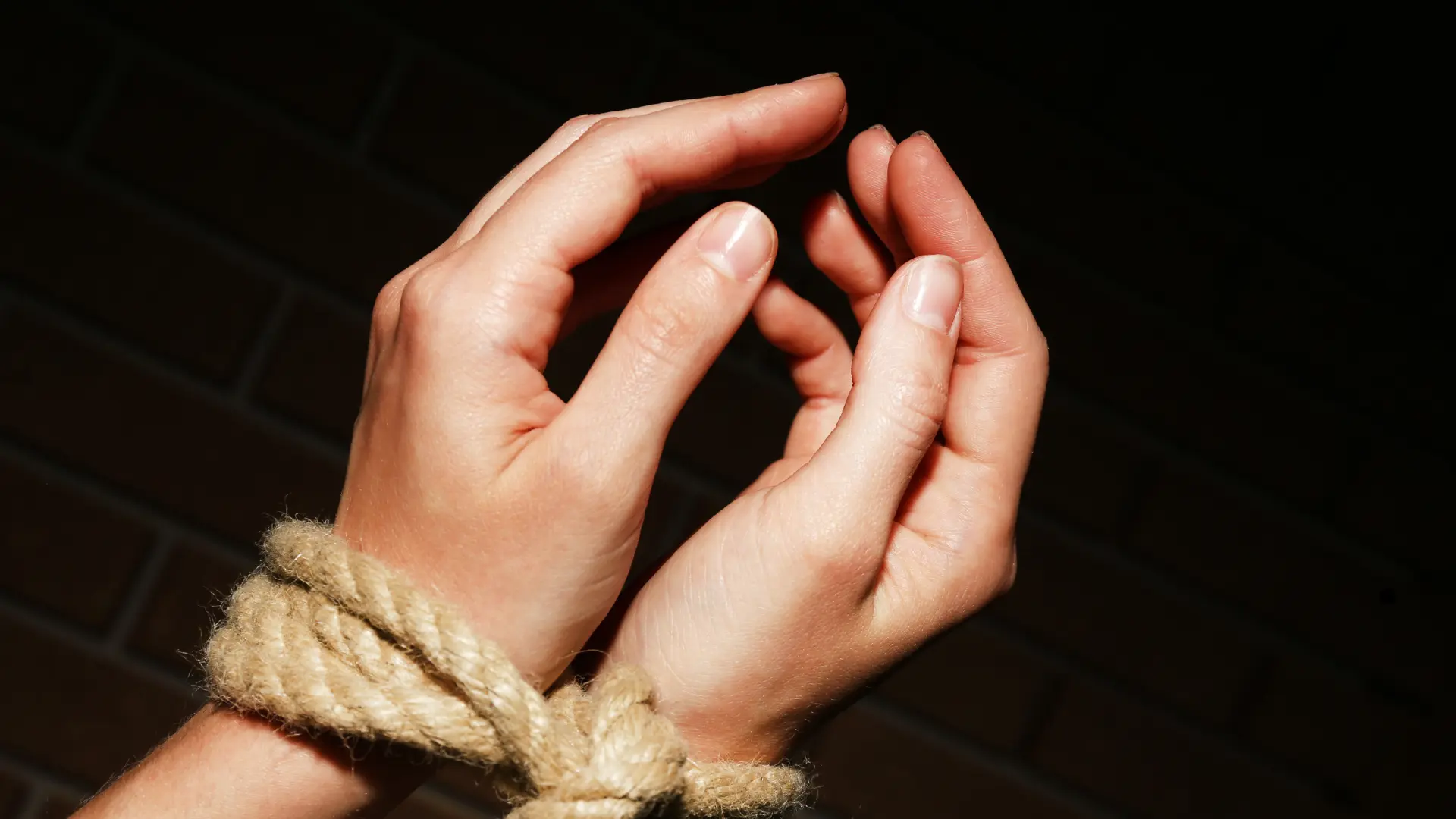 Lấy tài sản trên người nạn nhân