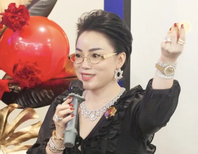 Lê Thị Thái điều hành công ty trang sức tại Hà Nội