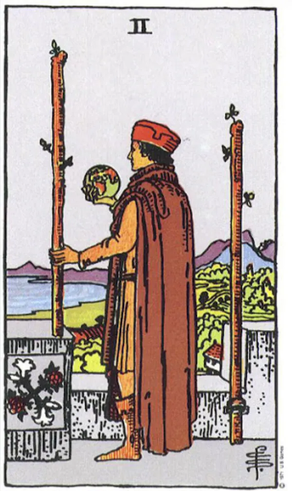 Những chi tiết trong lá bài Two of Wands thể hiện điều gì?