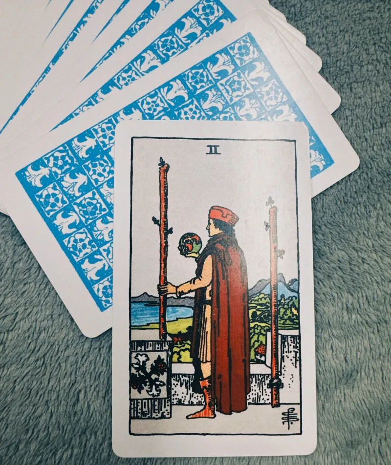 Câu chuyện về Two of Wands trong 78 lá bài Tarot