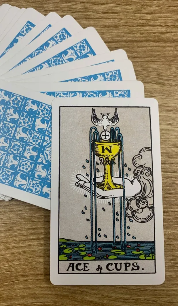 Câu chuyện về Ace of Cups trong 78 lá bài Tarot