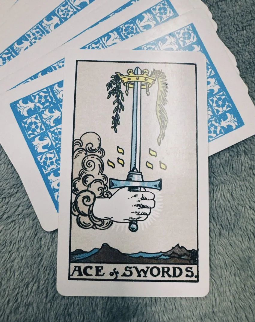 Câu chuyện về Ace of Swords trong 78 lá bài Tarot