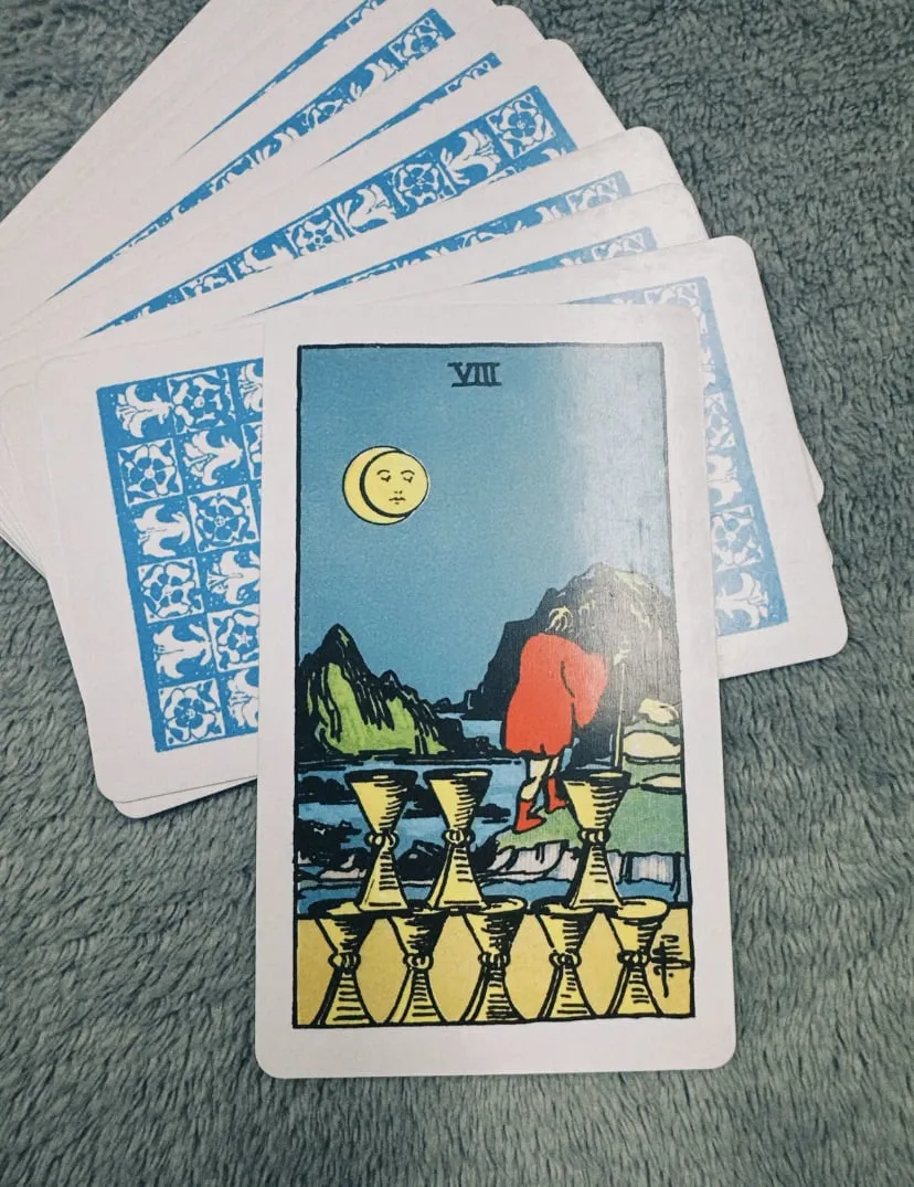 Câu chuyện về Eight of Cups trong 78 lá bài Tarot