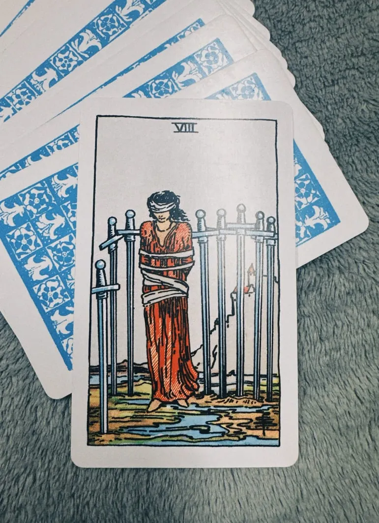 Câu chuyện về Eight of Swords trong 78 lá bài Tarot