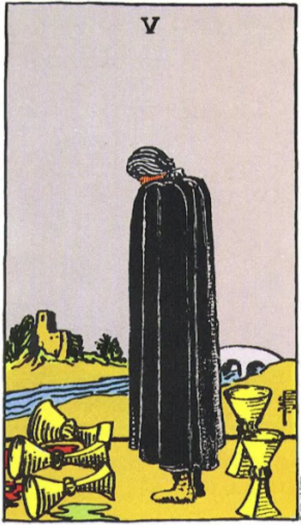 Những chi tiết trong lá bài Five of Cups thể hiện điều gì?