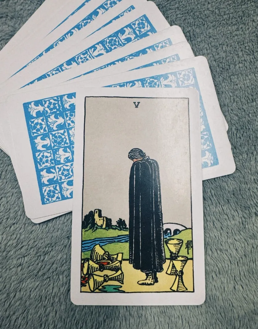 Câu chuyện về Five of Cups trong 78 lá bài Tarot