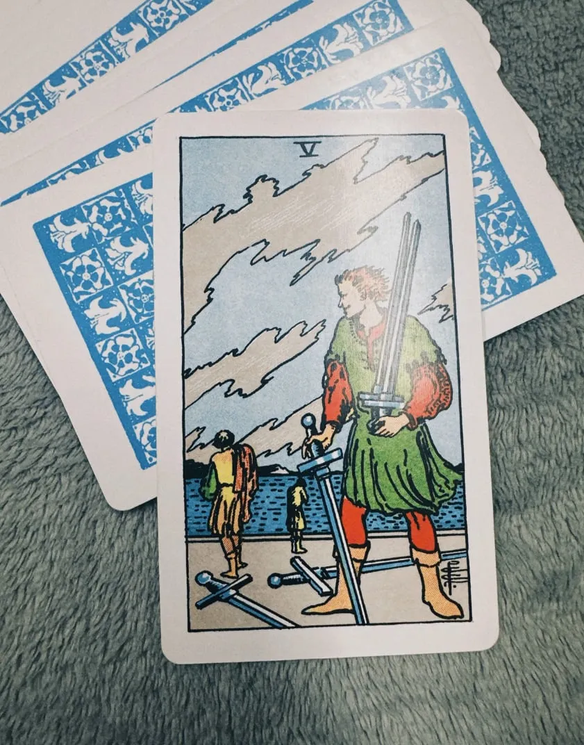 Câu chuyện về Five of Swords trong 78 lá bài Tarot