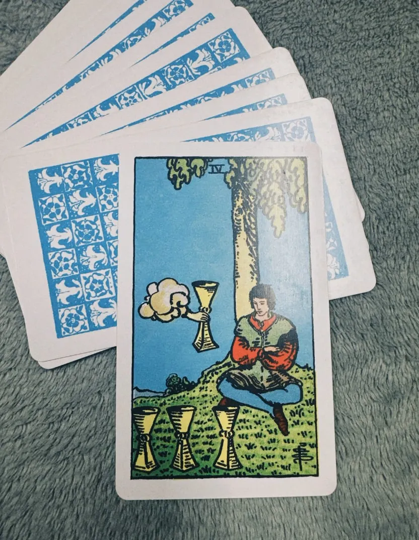 Câu chuyện về Four of Cups trong 78 lá bài Tarot