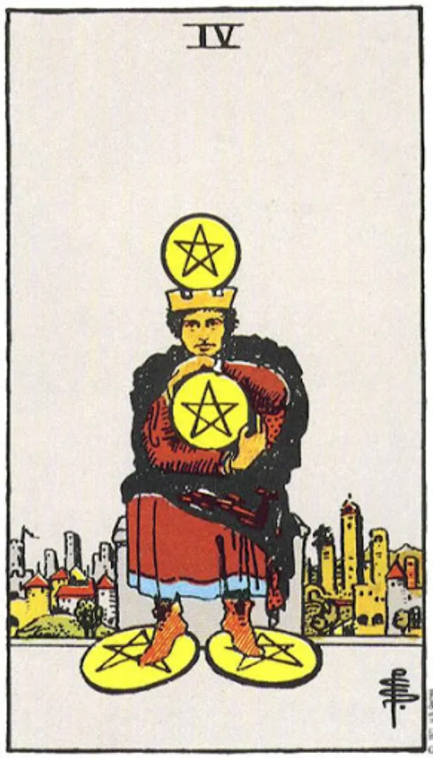 Những chi tiết trong lá bài Four of Pentacles thể hiện điều gì?