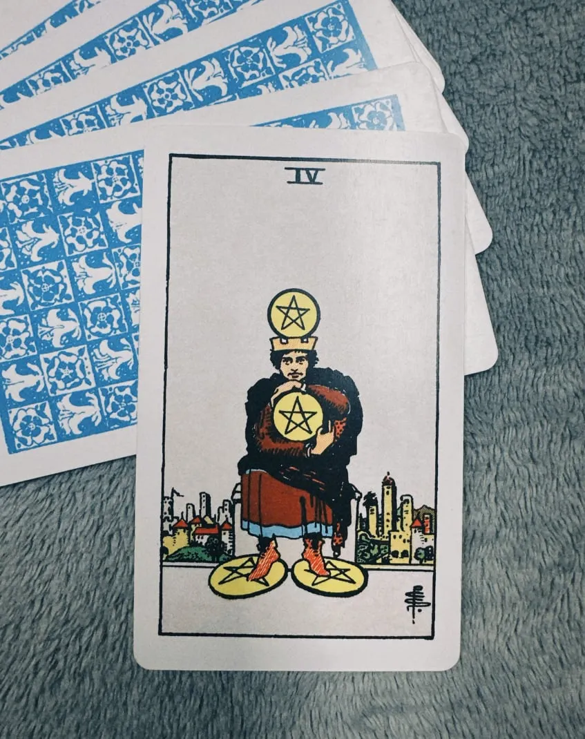 Câu chuyện về Four of Pentacles trong 78 lá bài Tarot