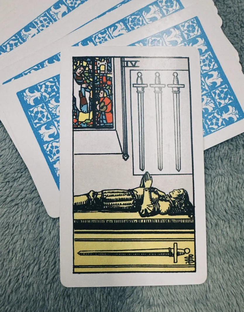 Câu chuyện về Four of Swords trong 78 lá bài Tarot