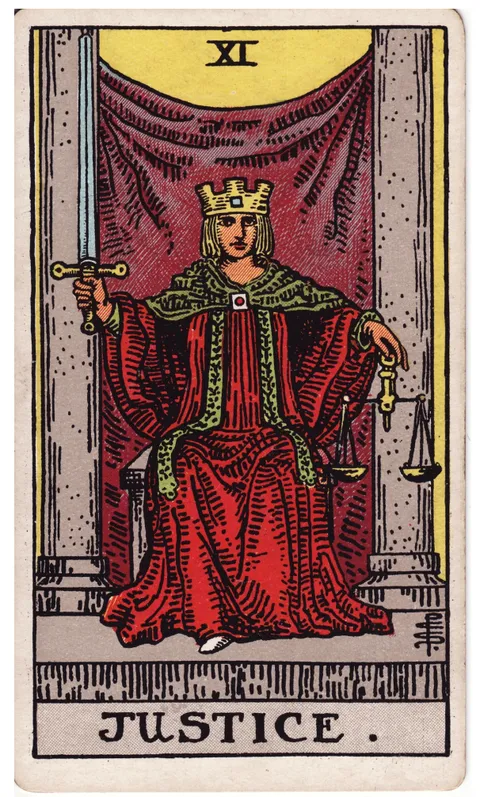 Những chi tiết trong lá bài Justice thể hiện điều gì?