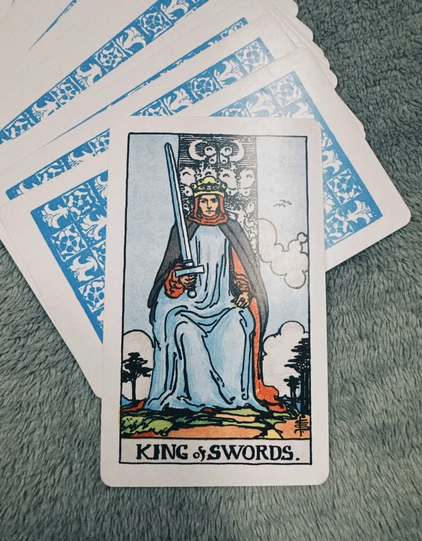 Câu chuyện về King of Swords trong 78 lá bài Tarot
