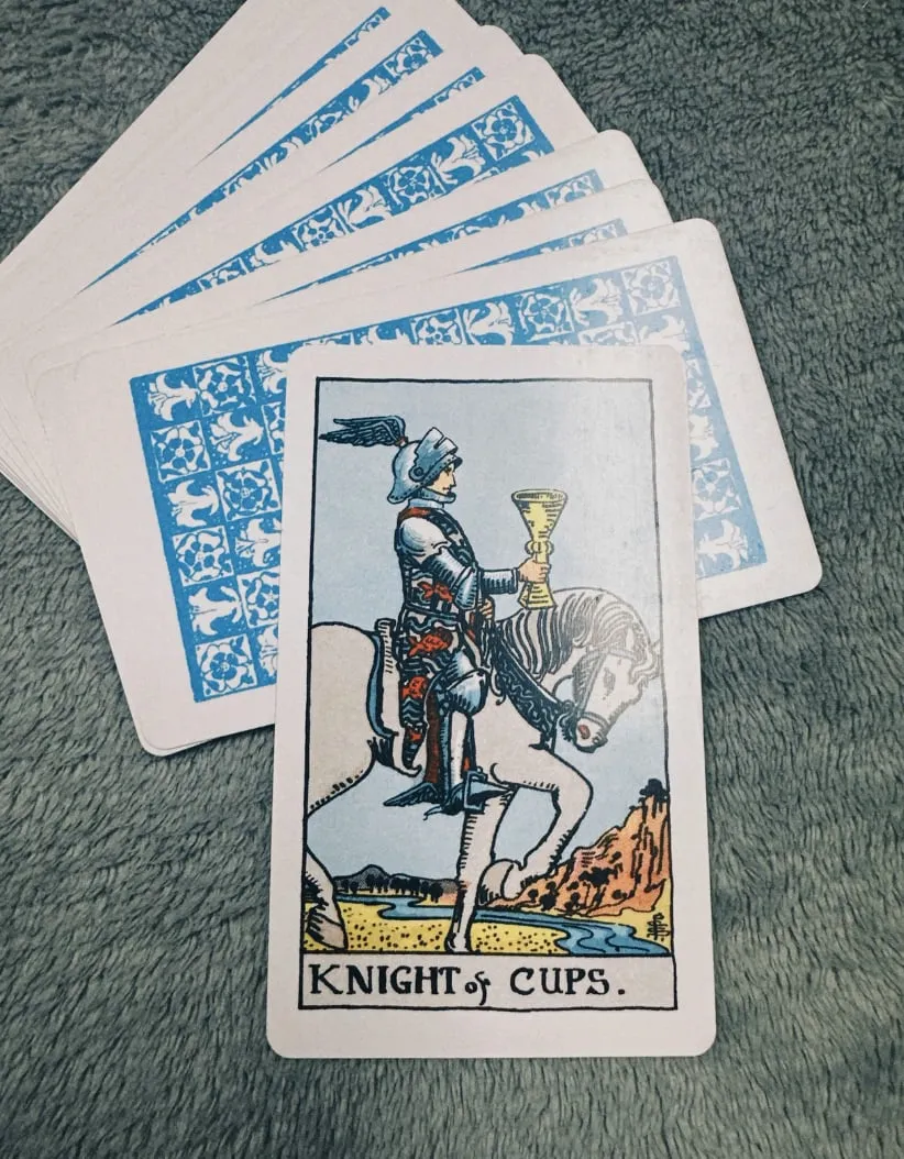 Câu chuyện về Knight of Cups trong 78 lá bài Tarot