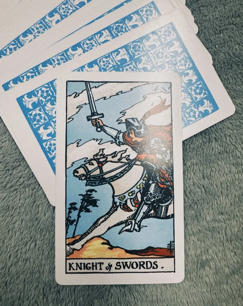 Câu chuyện về Knight of Swords trong 78 lá bài Tarot