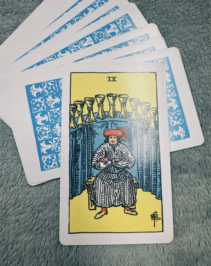 Câu chuyện về Nine of Cups trong 78 lá bài Tarot