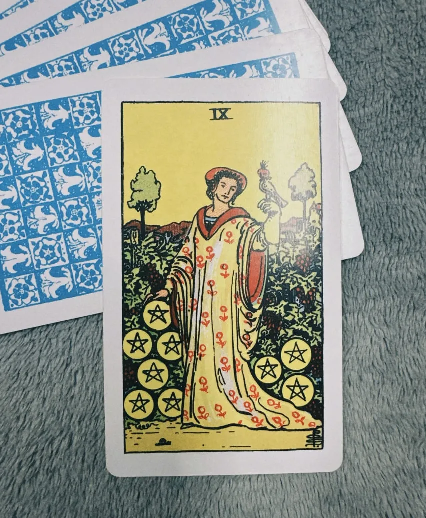 Câu chuyện về Nine of Pentacles trong 78 lá bài Tarot