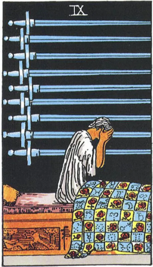 Những chi tiết trong lá bài Nine of Swords thể hiện điều gì?