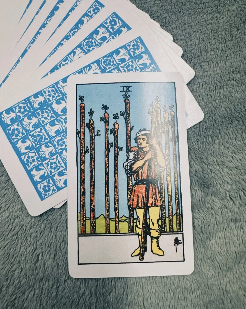 Câu chuyện về Nine of Wands trong 78 lá bài Tarot