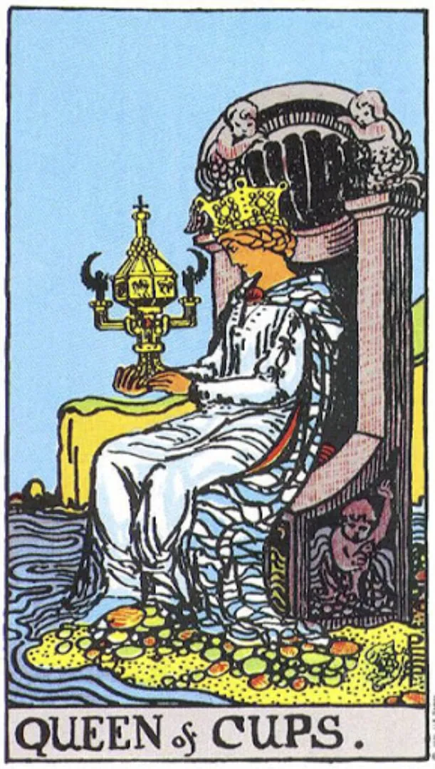 Những chi tiết trong lá bài Queen of Cups thể hiện điều gì?
