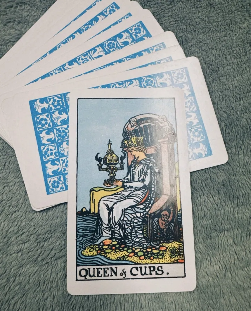 Câu chuyện về Queen of Cups trong 78 lá bài Tarot