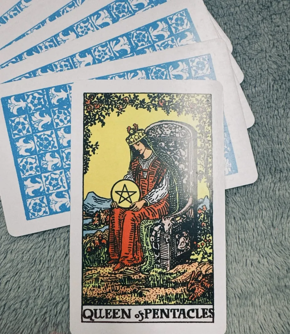 Câu chuyện về Queen of Pentacles trong 78 lá bài Tarot