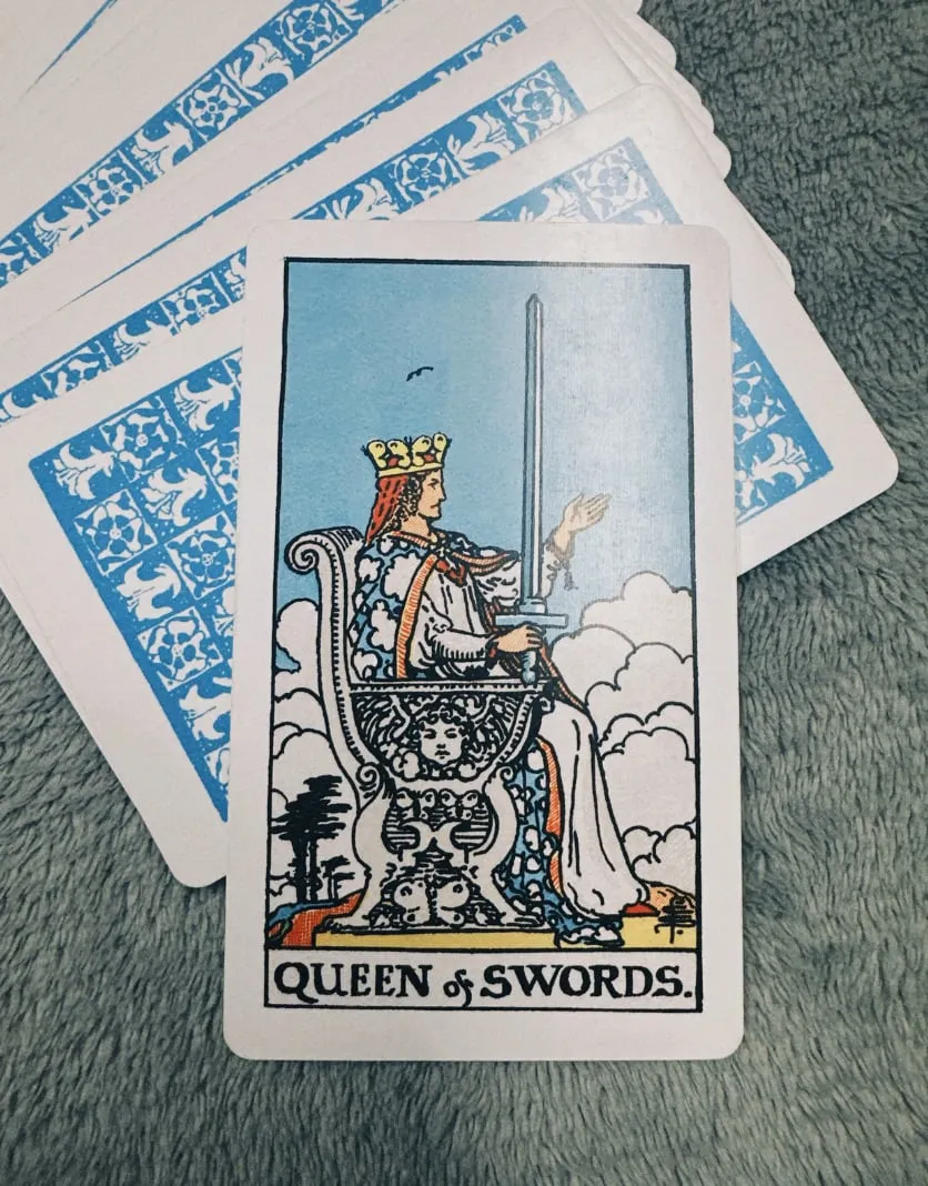 Câu chuyện về Queen of Swords trong 78 lá bài Tarot