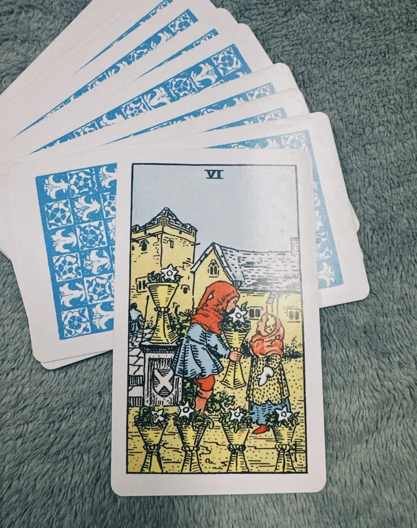 Câu chuyện về Six of Cups trong 78 lá bài Tarot