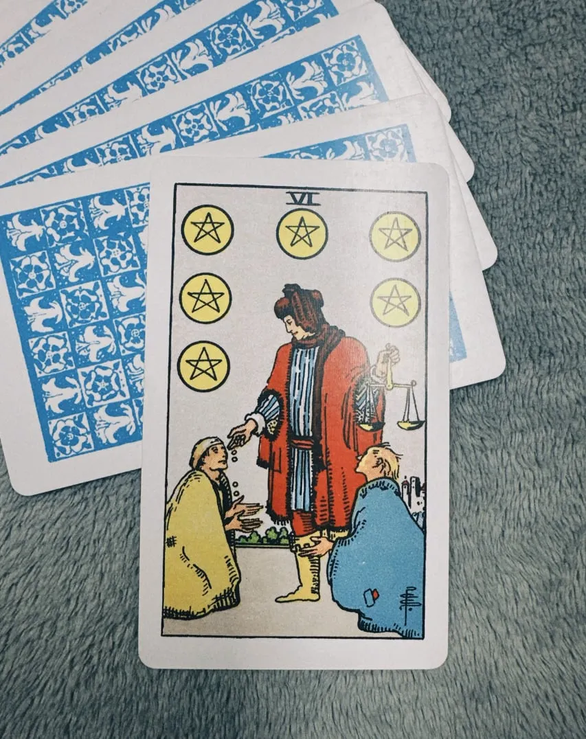 Câu chuyện về Six of Pentacles trong 78 lá bài Tarot