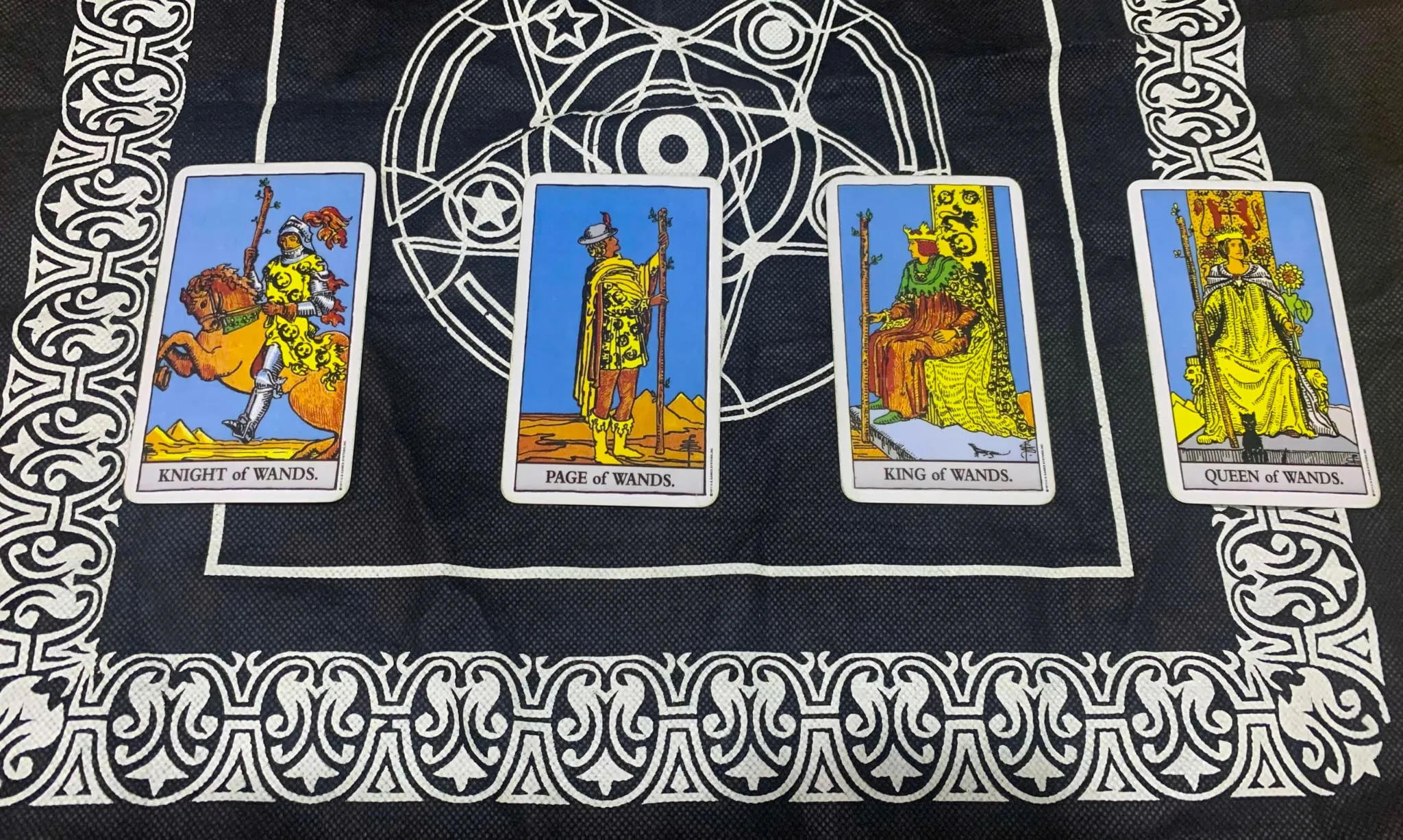 Ý nghĩa qua những lá bài hoàng gia của bộ Gậy