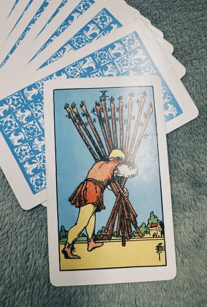 Câu chuyện về Ten of Wands trong 78 lá bài Tarot