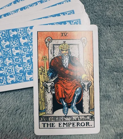 Những chi tiết trong lá bài The Emperor thể hiện điều gì?