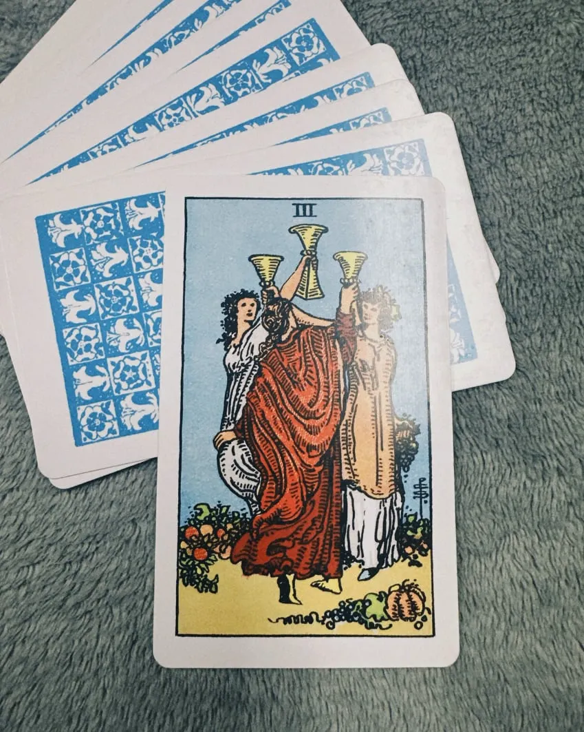 Câu chuyện về Three of Cups trong 78 lá bài Tarot