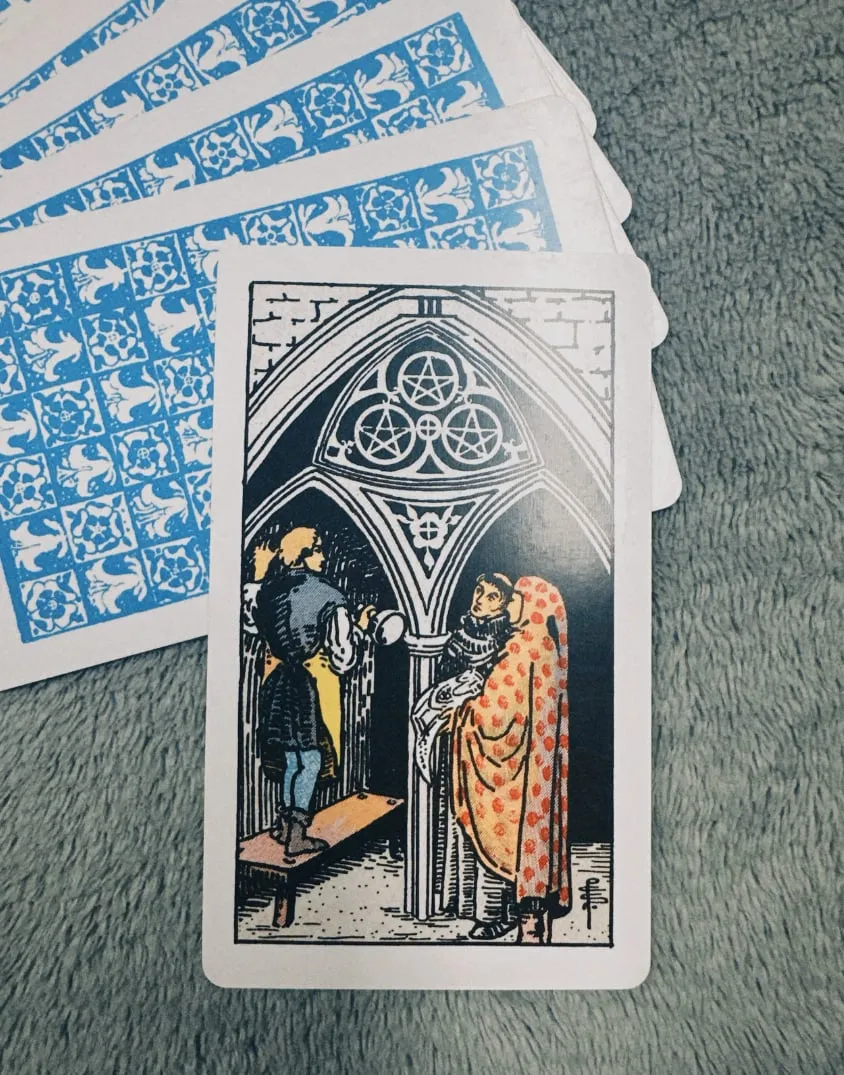 Ý nghĩa vượt khỏi công việc Câu chuyện không dừng ở công trình xây dựng, mà mở rộng ra mọi lĩnh vực trong đời sống. Ba nhân vật trong lá bài tượng trưng cho ba yếu tố quan trọng: kỹ năng tri thức tầm nhìn. Khi ba yếu tố này hòa quyện, con người không chỉ xây nên một tòa nhà, mà còn có thể dựng lên cả nền móng cho tương lai.