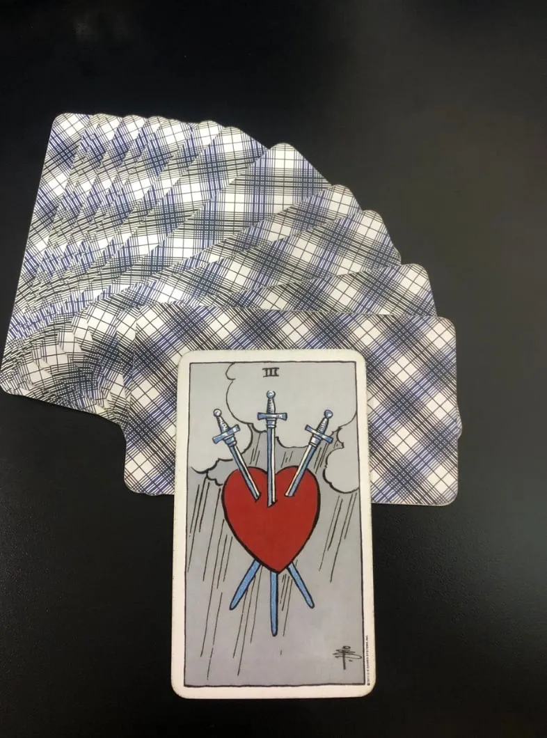 Câu chuyện về Three of Swords trong 78 lá bài Tarot