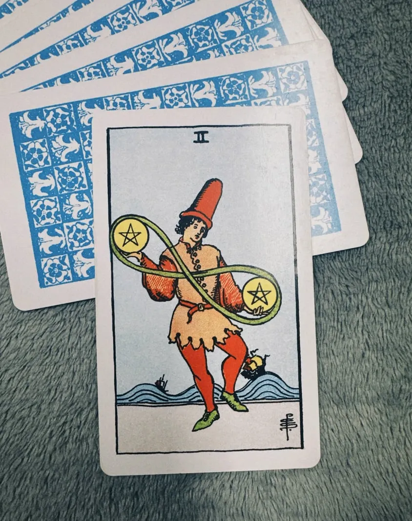 Câu chuyện về Two of Pentacles trong 78 lá bài Tarot