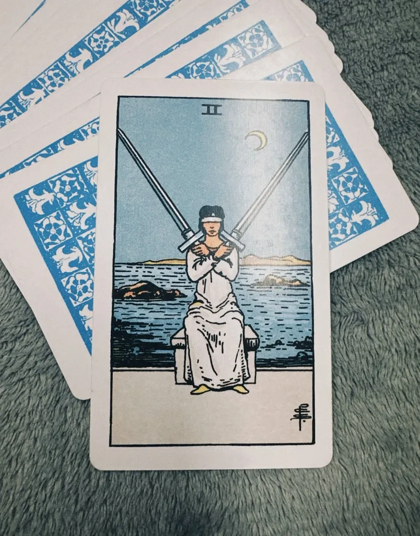 Câu chuyện về Two of Swords trong 78 lá bài Tarot