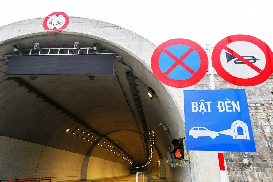 Không bật đèn chiếu gần trong hầm đường bộ là hành vi vi phạm pháp luật
