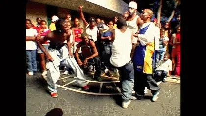 Nguồn Gốc Ra Đời: Từ Bạo Lực Đến Nghệ Thuật