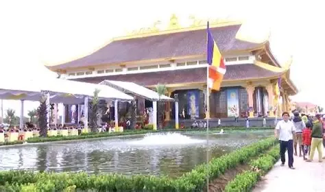 Nền kinh tế của Lộc Thịnh gắn liền với vùng đất đỏ bazan màu mỡ, vốn nổi tiếng với các vườn cao su và điều bạt ngàn. Bên cạnh những cây công nghiệp truyền thống, xã còn phát triển các mô hình nông nghiệp hiện đại, tiêu biểu là Farm 7 - Cam trái cây nhiệt đới, thể hiện hướng đi mới trong việc đa dạng hóa cây trồng, ứng dụng kỹ thuật cao để tạo ra sản phẩm chất lượng.