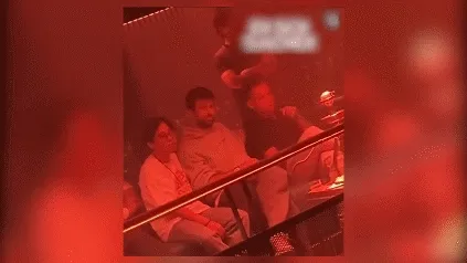 TỘC TRƯỞNG ĐỘ MIXI XIN LỖI VÌ CÙNG HUYỀN THOẠI BÓNG ĐÁ PIQUE HÚT SHISHA TRONG BAR!.webp