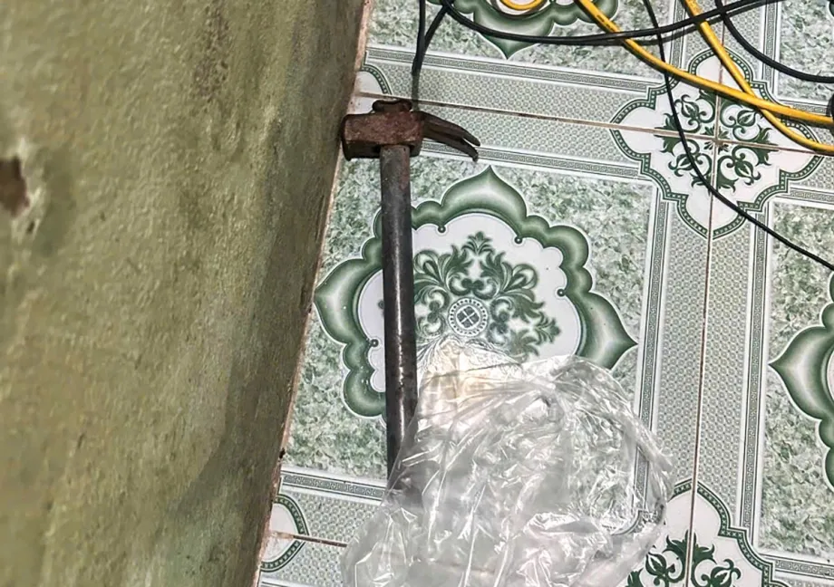 Cha dượng hành hung con riêng tại nhà trọ