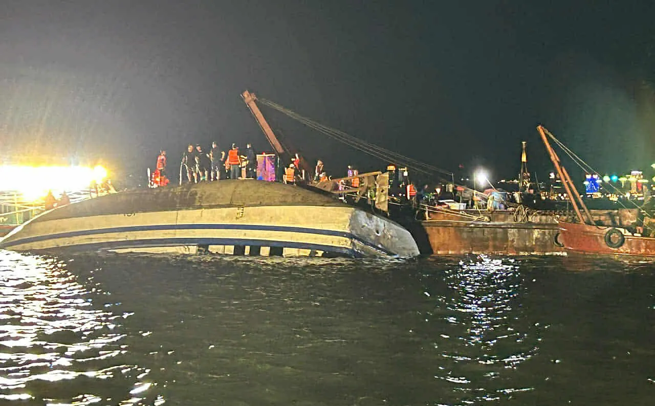 Tàu lật trong vòng vài phút, phần đáy nổi lên